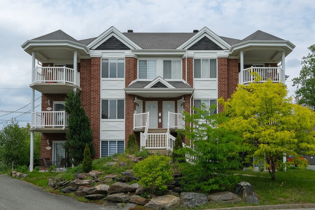 851-861 Du Mont-Owl's Head Rue in Sherbrooke, QC - Building Photo