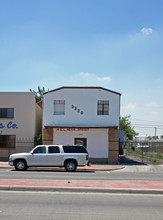 3320 Alameda Ave in El Paso, TX - Building Photo - Building Photo