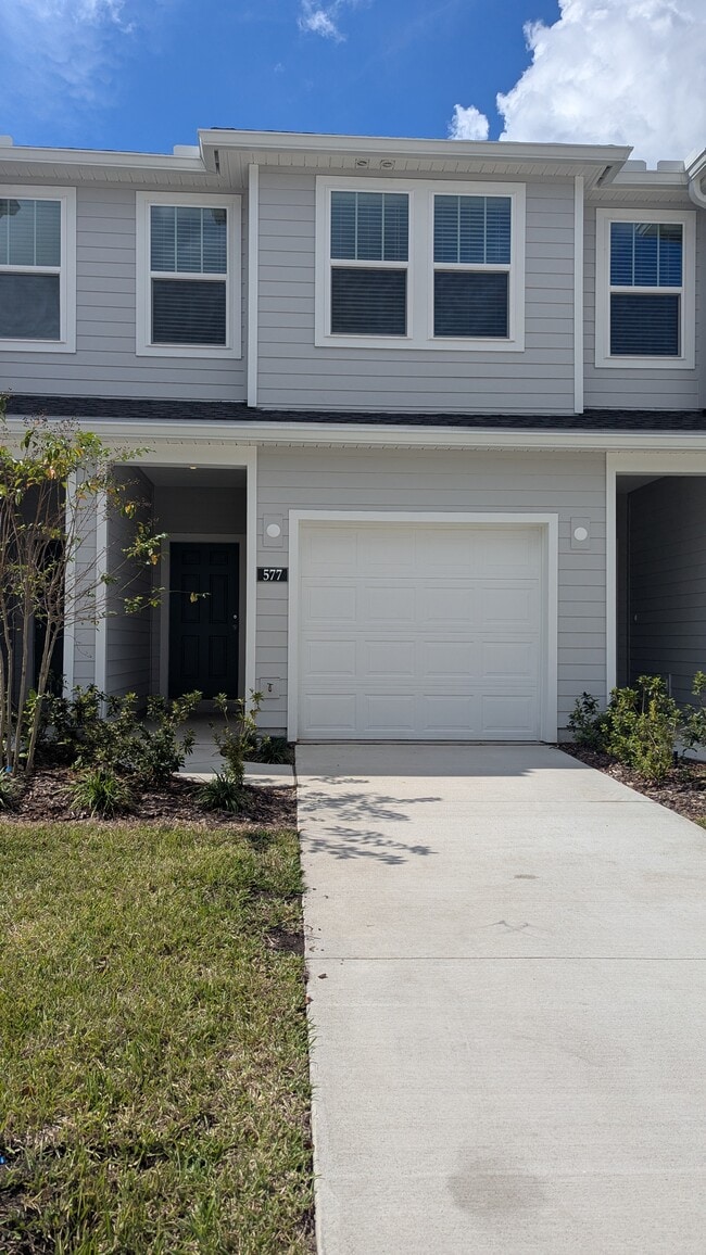 577 Holly Lakes Dr in Orange Park, FL - Foto de edificio - Building Photo