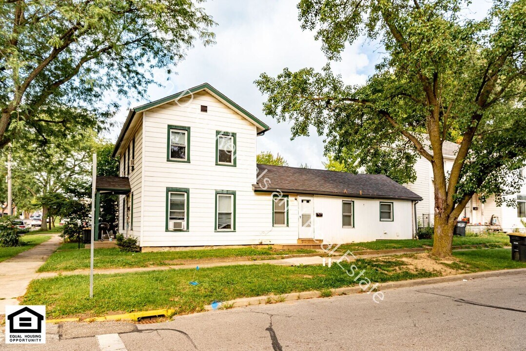 229 E William St in Kendallville, IN - Building Photo