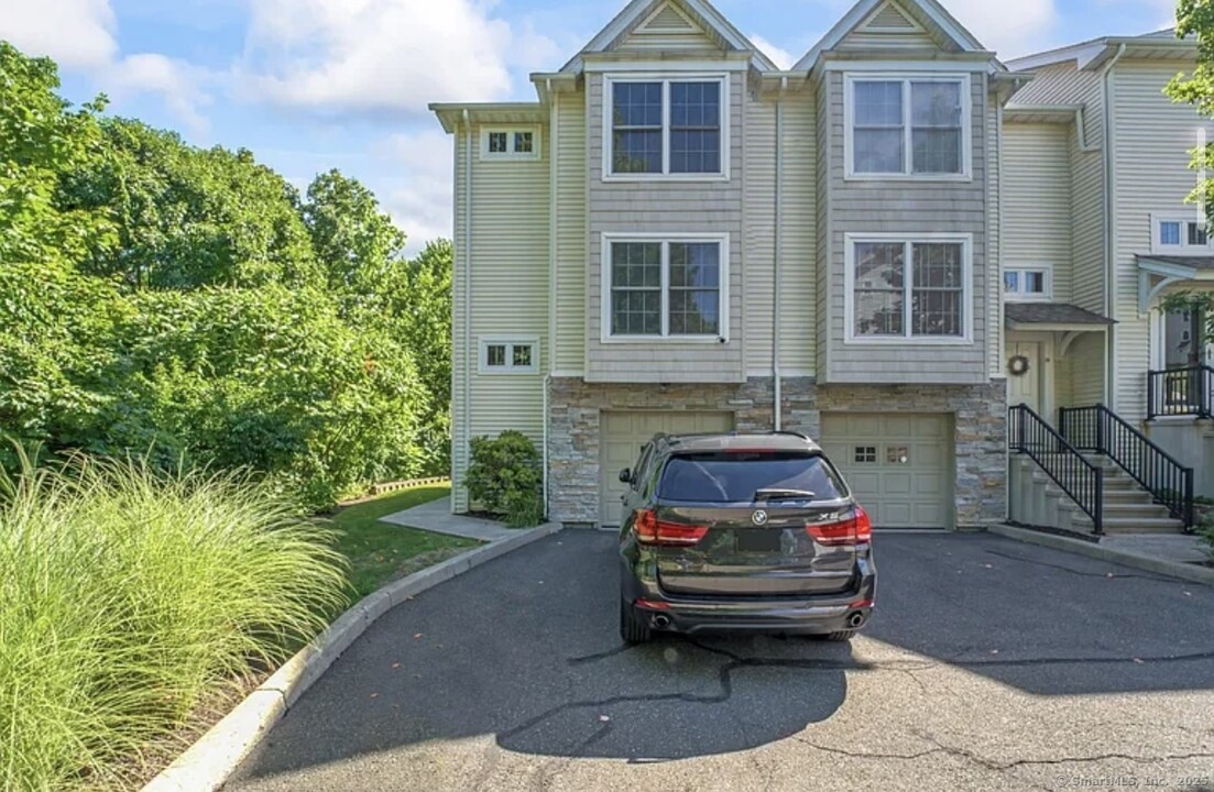 32 Crows Nest Ln in Danbury, CT - Building Photo