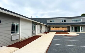 Mission Briar Apartments in Canby, OR - Foto de edificio - Building Photo