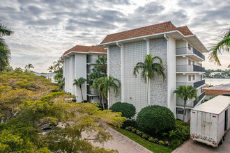 Commodore Club V in Naples, FL - Building Photo - Building Photo