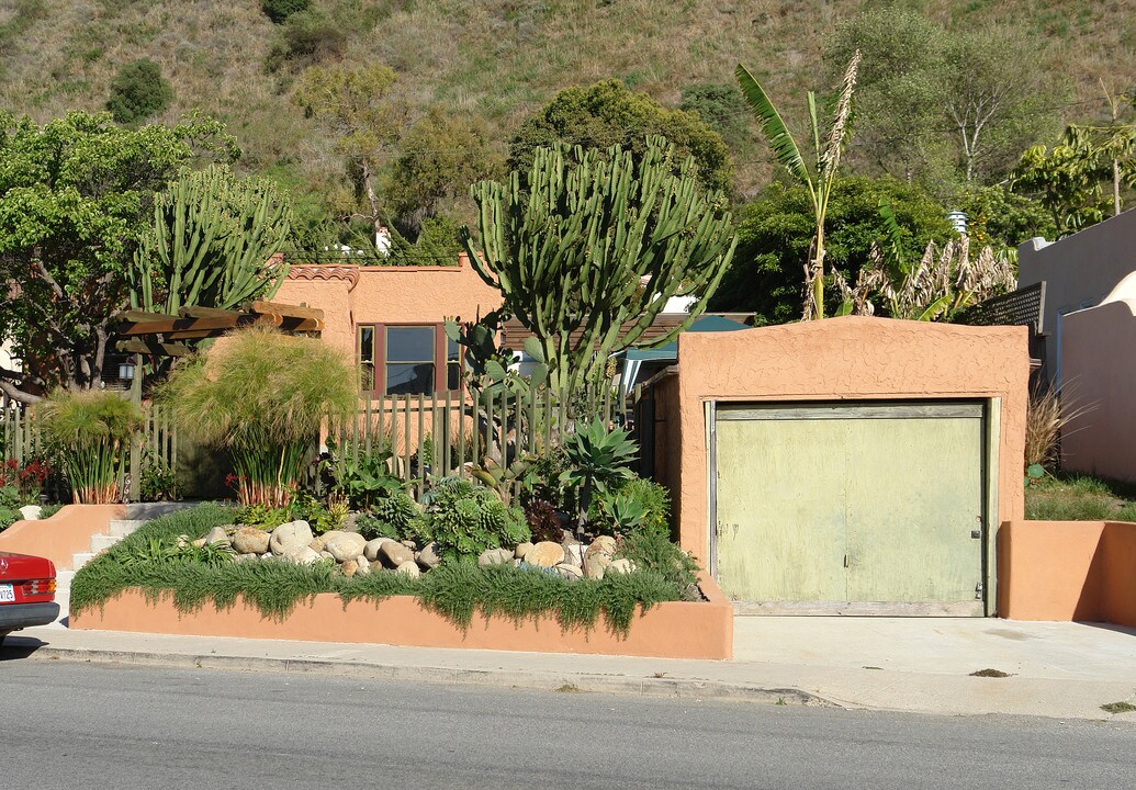 666 Cedar St in Ventura, CA - Foto de edificio