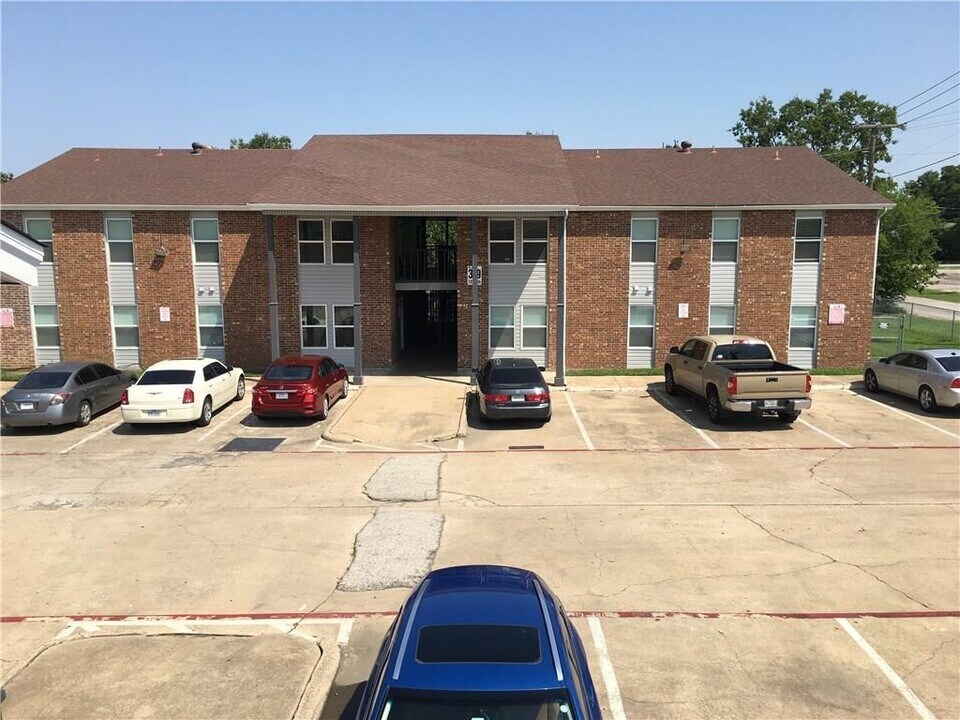319 SE 3rd St-Unit -203 in Grand Prairie, TX - Building Photo