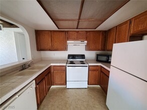 6125 W Oakey Blvd in Las Vegas, NV - Building Photo - Building Photo