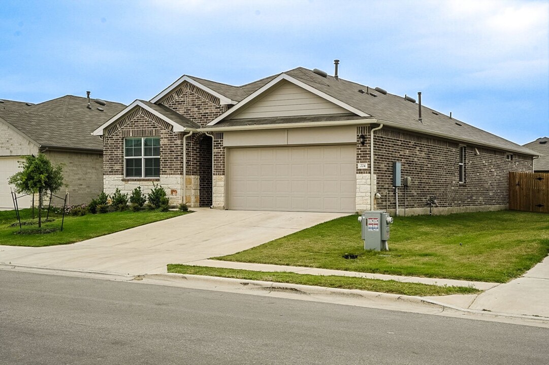 224 Briggs Ln in San Marcos, TX - Building Photo