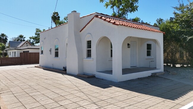 property at 1005 W 9th St
