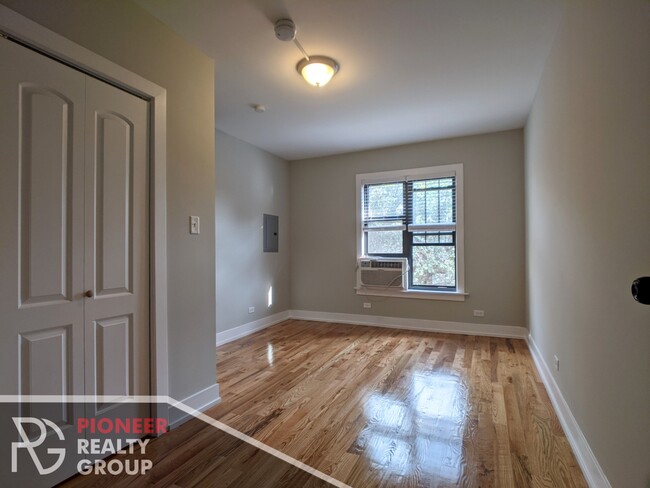 2907 N Mildred, Unit 2904-03 in Chicago, IL - Building Photo - Building Photo