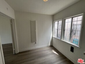 7720 S Hoover St in Los Angeles, CA - Building Photo - Building Photo