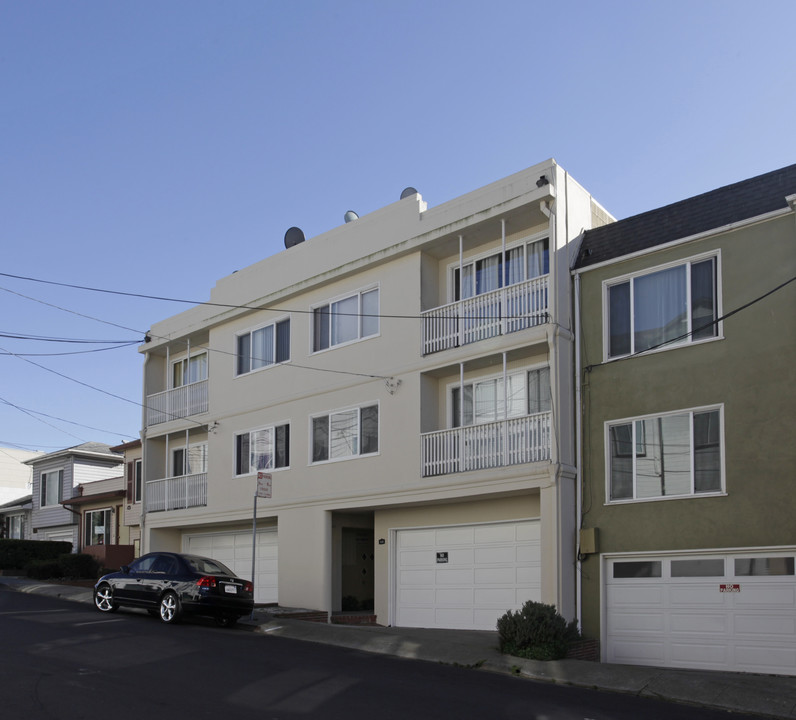 112-118 E Moltke St in Daly City, CA - Building Photo