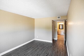 Lincoln Villas Apartment Homes in Anaheim, CA - Building Photo - Interior Photo