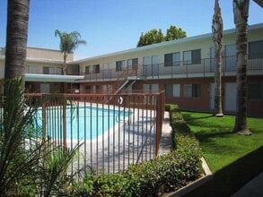 Mission Suites in Pomona, CA - Foto de edificio - Building Photo