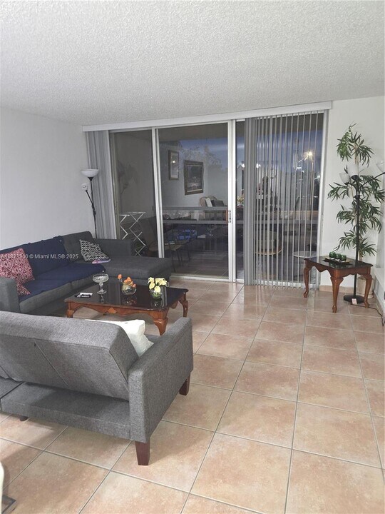 10425 SW 112th Ave in Miami, FL - Building Photo
