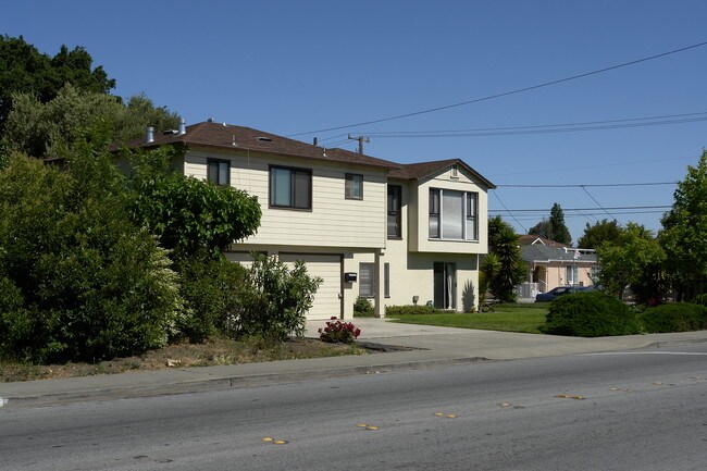 695 5th Ave in Redwood City, CA - Foto de edificio - Building Photo