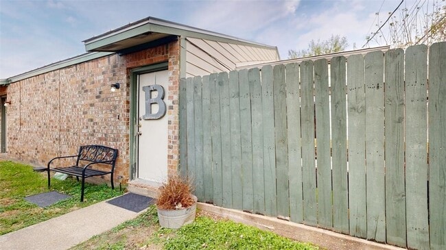 725 Peppertree Dr, Unit 9 in Bryan, TX - Building Photo - Building Photo