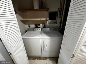 4009 Timber Oak Trl in Fairfax, VA - Building Photo