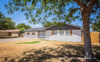 924 Adrian St in Lubbock, TX - Foto de edificio - Building Photo