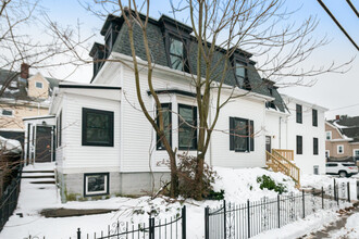 10 Marion St, Unit 1 in Medford, MA - Foto de edificio - Building Photo