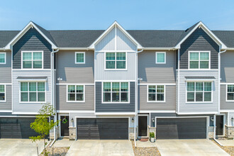 Grand Valley Townhomes in West Des Moines, IA - Building Photo - Building Photo