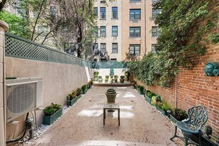 163 E 71st St in New York, NY - Building Photo