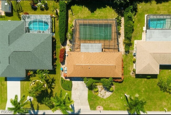 732 Sesame Ct in Cape Coral, FL - Foto de edificio - Building Photo