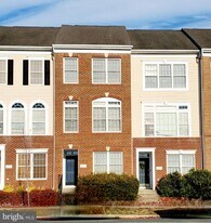 25013 Riding Center Dr in South Riding, VA - Building Photo