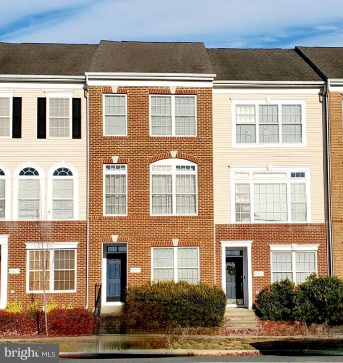 25013 Riding Center Dr in South Riding, VA - Building Photo