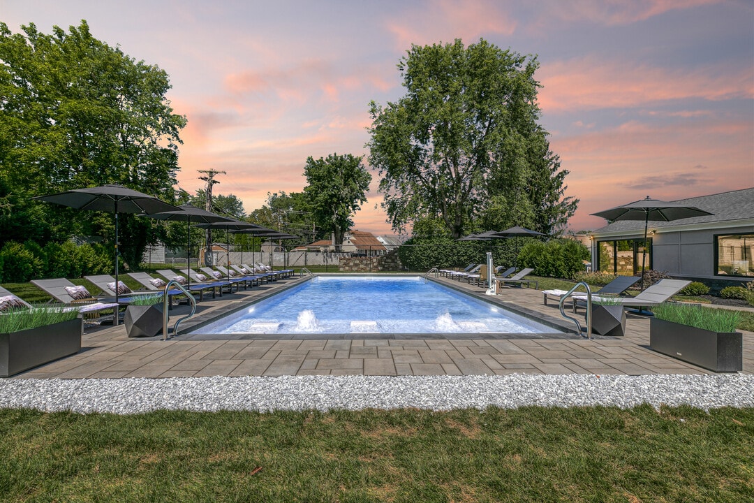 Lavana Falls Apartments in Levittown, PA - Building Photo