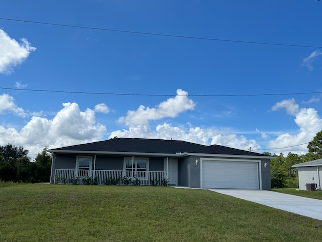 555 Oakshire Ln in Lehigh Acres, FL - Building Photo