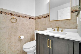 11247 NW 58th Terrace in Doral, FL - Building Photo - Building Photo