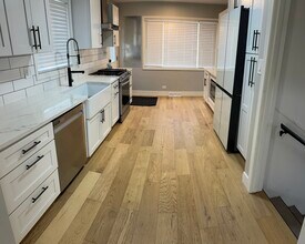 2200 Old Glenview Rd in Wilmette, IL - Building Photo - Building Photo