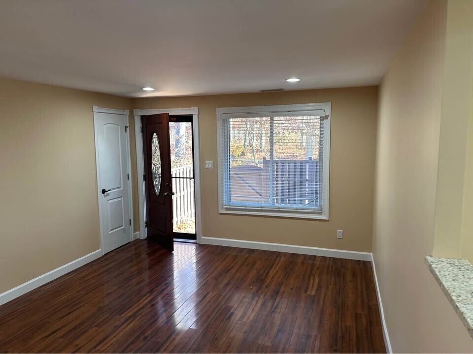 12 Sagamore Hills Dr, Unit 12 in Port Jefferson Station, NY - Building Photo