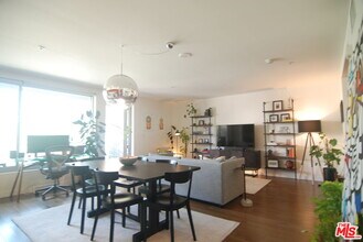 901 Flower St in Los Angeles, CA - Foto de edificio - Building Photo