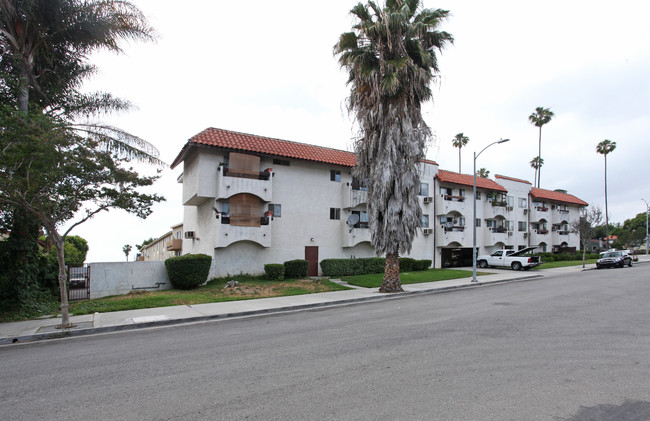 16808 Sherman Way in Van Nuys, CA - Foto de edificio - Building Photo