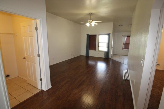 property at 2821 Edgemere Dr