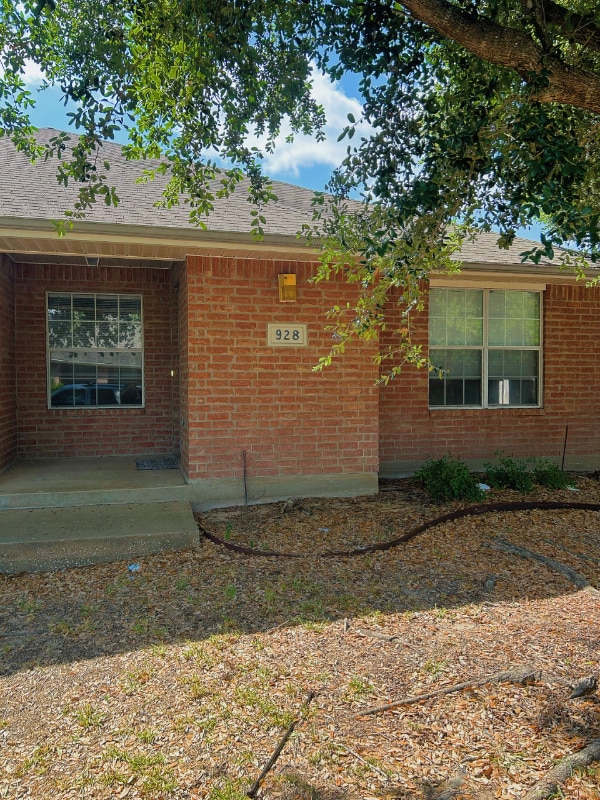 928 Crepe Myrtle St