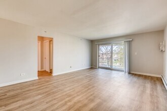 2206 S Goebbert Rd in Arlington Heights, IL - Building Photo - Building Photo