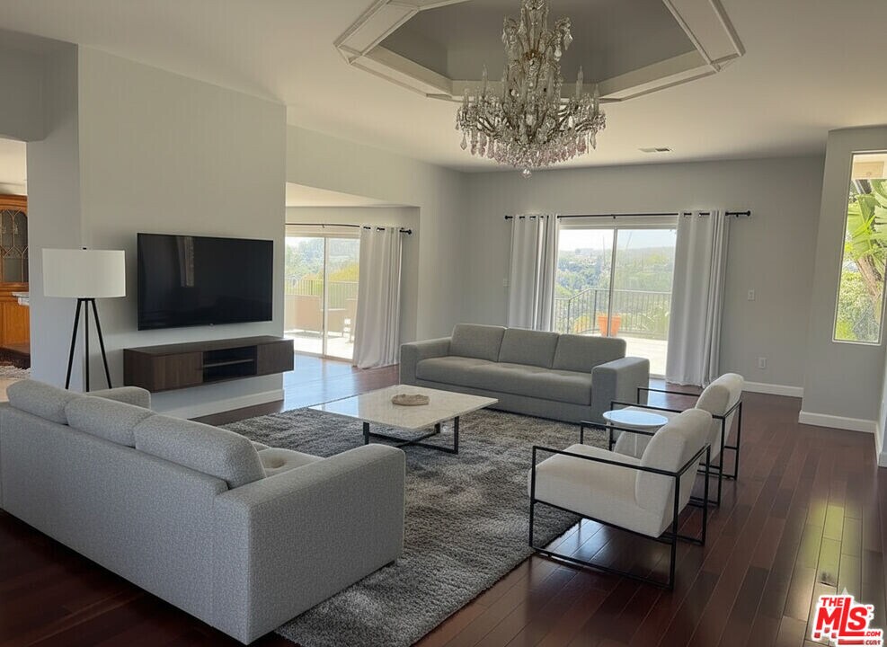 911 Teakwood Rd in Los Angeles, CA - Building Photo