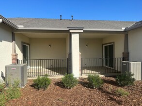 506 S Summit St in Visalia, CA - Building Photo - Building Photo