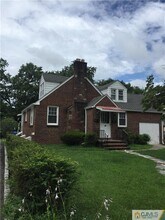25 Upland Ave-Unit -2nd in Metuchen, NJ - Foto de edificio - Building Photo