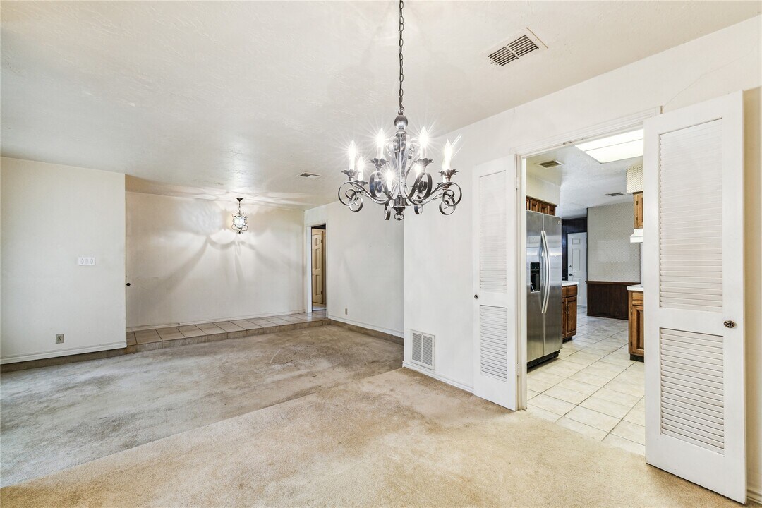 7523 Antoine Dr in Houston, TX - Building Photo