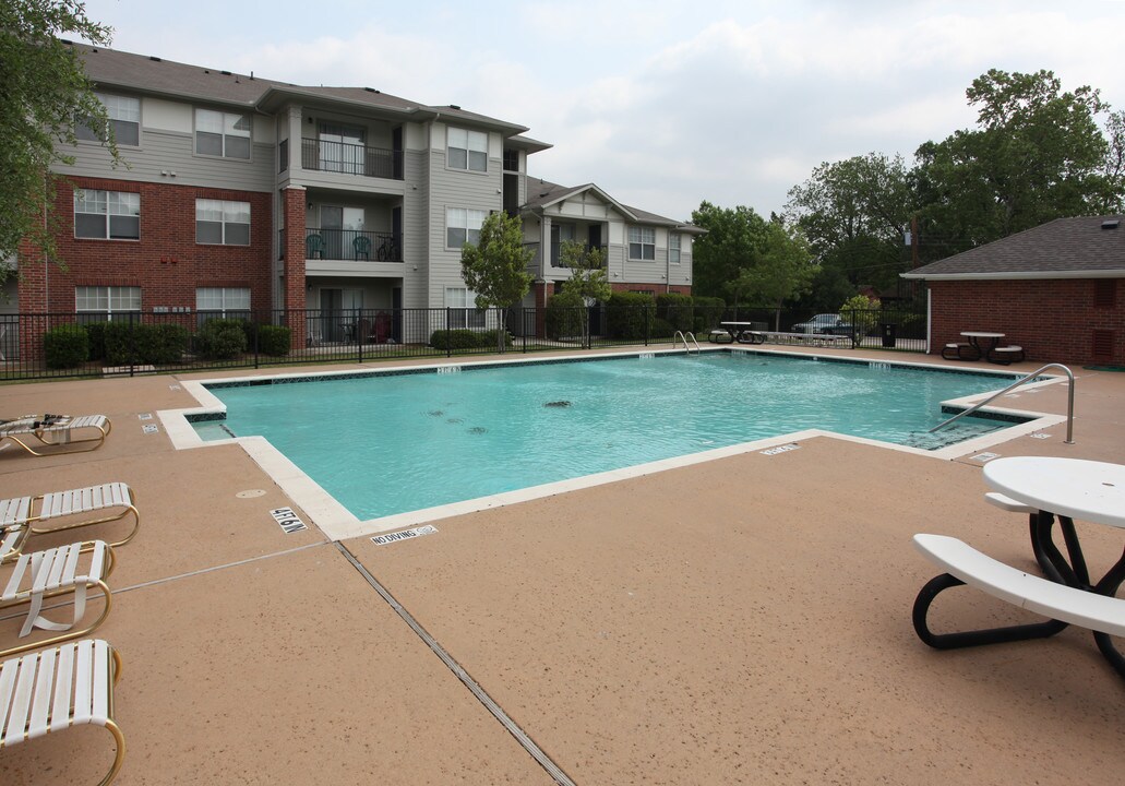 Flats at Five Mile Creek in Dallas, TX - Building Photo