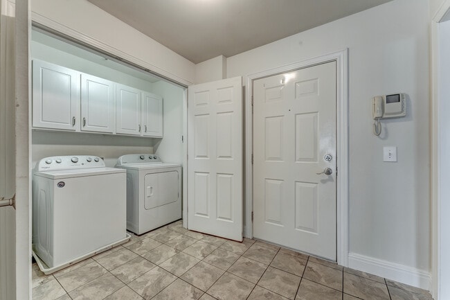 The Suites at West Park in Morgantown, WV - Foto de edificio - Building Photo