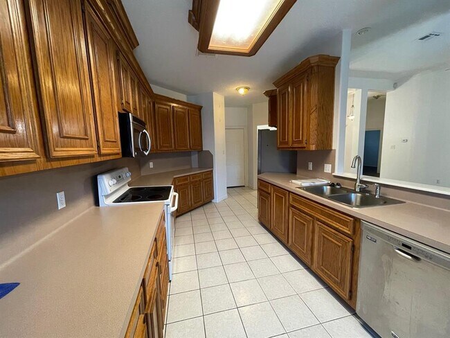 1225 Sagebrush St in Angleton, TX - Building Photo - Building Photo