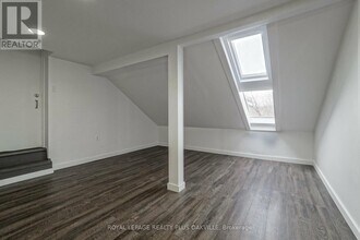 564 Lyons Ln in Oakville, ON - Building Photo - Building Photo