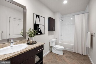 235 N Christopher Columbus Blvd in Philadelphia, PA - Building Photo - Building Photo