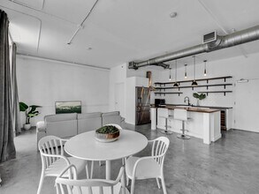 444 NE 30th St, Unit 402 in Miami, FL - Foto de edificio - Building Photo