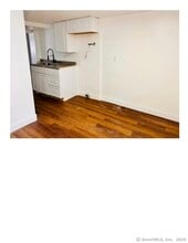 1295 E Main St in Waterbury, CT - Building Photo - Building Photo
