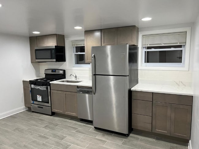 6249 W Montrose Ave in Chicago, IL - Building Photo - Building Photo